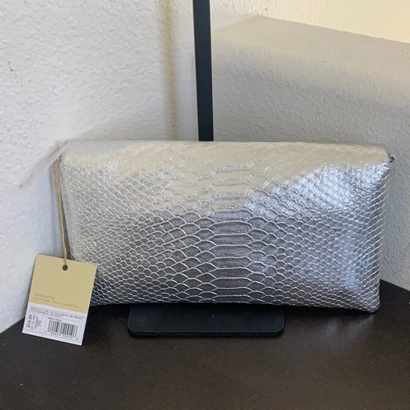 Elegant Silver Textured  Crossbody/Clutch with Chain Strapz - Picture 8 of 11